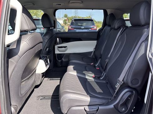 Used 2024 Kia Carnival EX image 26