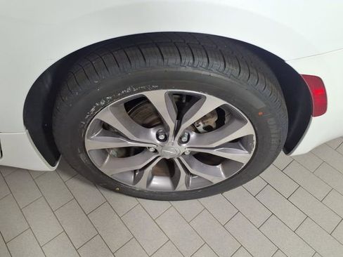 Used 2019 Chrysler Pacifica Limited w/ Tire & Wheel Group FWD image 8