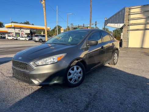 Used 2018 Ford Focus S image 2