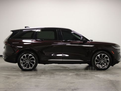Used 2024 Lincoln Nautilus Reserve w/ Equipment Group 202A AWD/4WD image 9