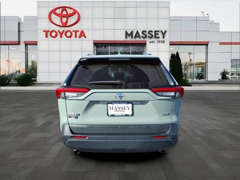 Used 2022 Toyota RAV4 XLE Premium image 4