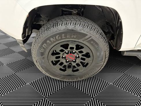 Used 2022 Toyota Tacoma SR AWD/4WD image 9