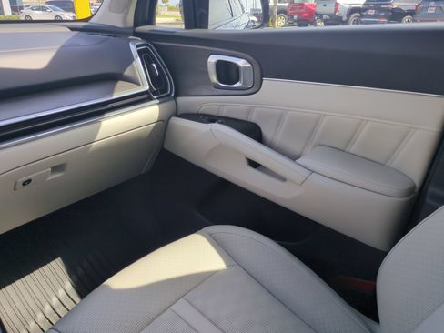 Used 2025 Kia Sorento SX AWD/4WD image 16