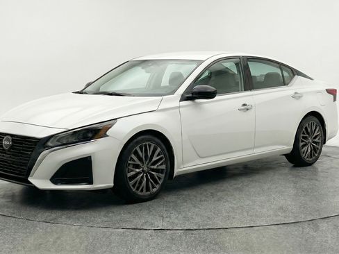 Used 2025 Nissan Altima 2.5 SV image 3