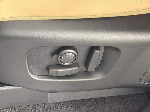 New 2026 Land Rover Discovery Dynamic SE image 24