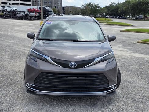 Used 2024 Toyota Sienna XLE AWD/4WD image 3