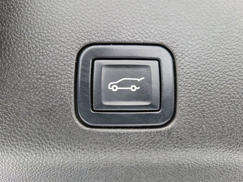 Used 2022 GMC Yukon Denali w/ Denali Premium Package image 8