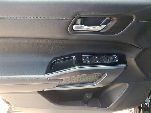 Used 2024 Nissan Pathfinder SL AWD/4WD image 14