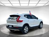 Used 2022 Volvo XC40 T4 Momentum image 5
