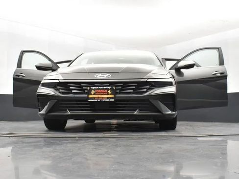 Used 2025 Hyundai Elantra Limited image 11