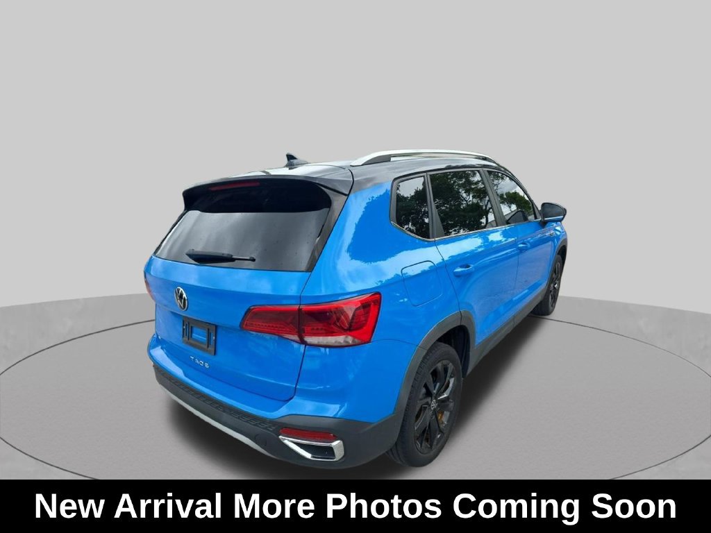 Used 2023 Volkswagen Taos SE w/ Panoramic Sunroof Package FWD image 3