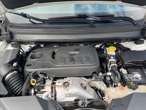 Used 2019 Jeep Cherokee Latitude Plus w/ Cold Weather Group AWD/4WD image 14