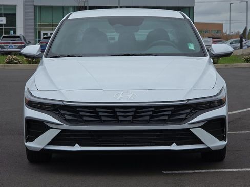 Used 2025 Hyundai Elantra SE image 8