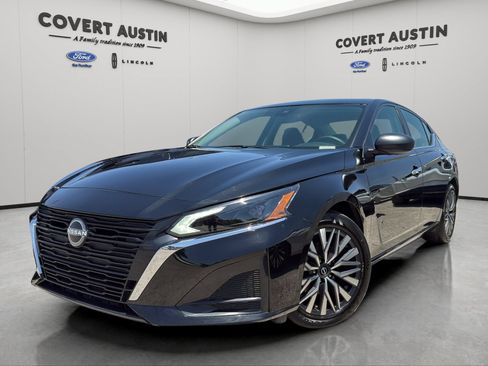 Used 2025 Nissan Altima 2.5 SV FWD image 2