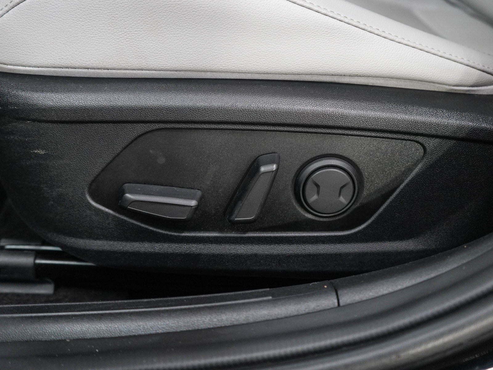 Used 2024 Hyundai Elantra Limited FWD image 26