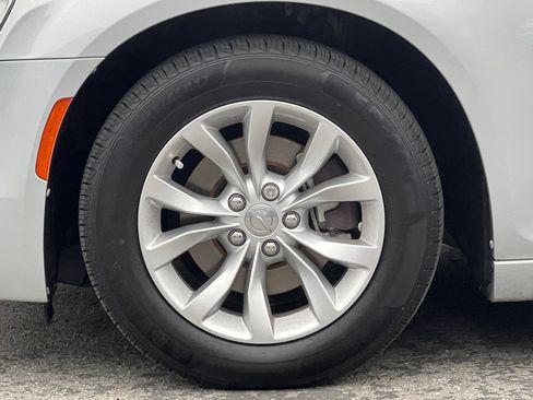 Used 2019 Chrysler 300 Touring RWD image 24