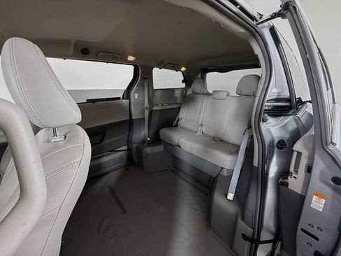 Used 2016 Toyota Sienna XLE FWD image 8