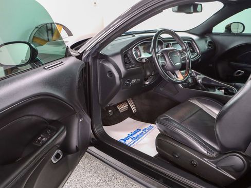 Used 2016 Dodge Challenger SXT Plus image 3