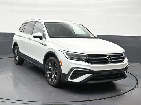 Used 2023 Volkswagen Tiguan SE w/ Panoramic Sunroof Package FWD image 8