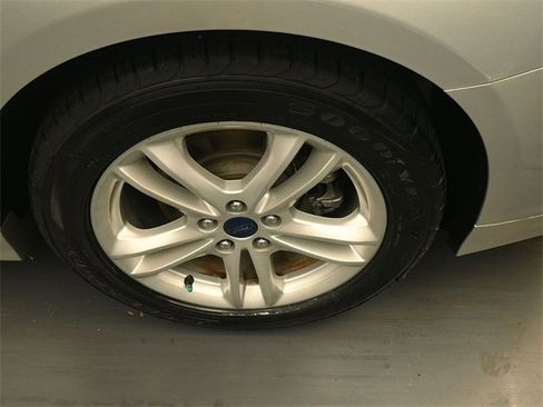 Used 2018 Ford Fusion SE w/ Fusion SE Technology Package image 9