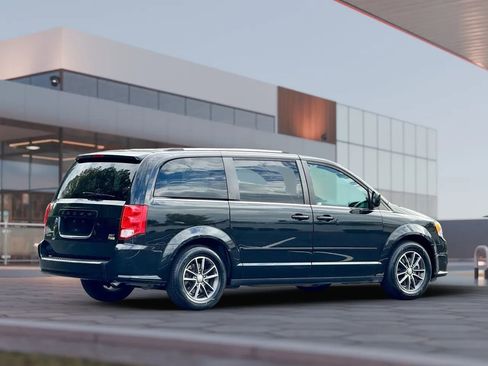 Used 2017 Dodge Grand Caravan SXT image 10