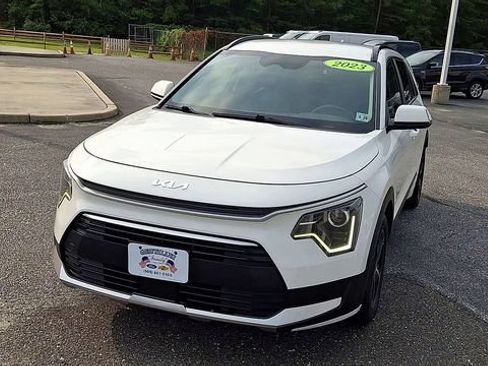 Used 2023 Kia Niro EX FWD image 3