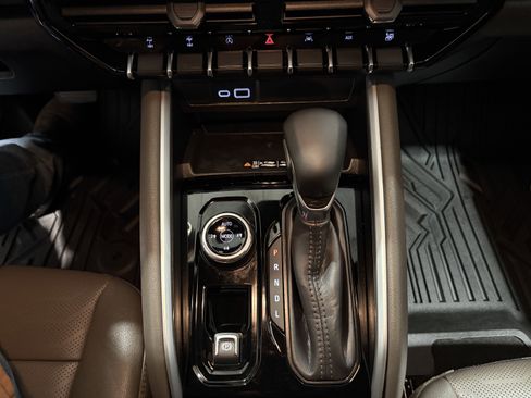 Used 2025 Chevrolet Colorado ZR2 w/ Midnight Edition image 17