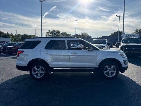 Used 2017 Ford Explorer XLT w/ Equipment Group 202A AWD/4WD image 6
