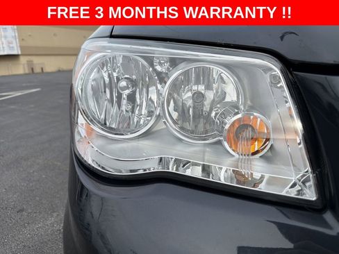 Used 2014 Chrysler Town & Country Touring image 36