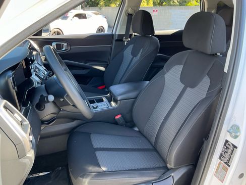 Used 2023 Kia Sorento LX image 18