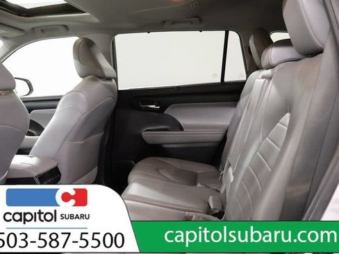 Used 2022 Toyota Highlander XLE AWD/4WD image 31
