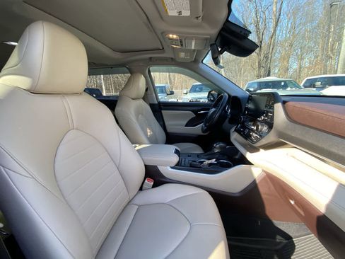 Used 2021 Toyota Highlander XLE image 26