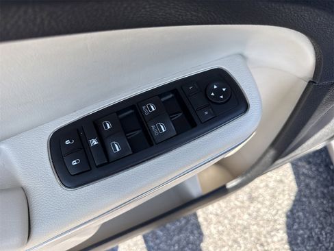 Used 2018 Chrysler 300 Limited image 14