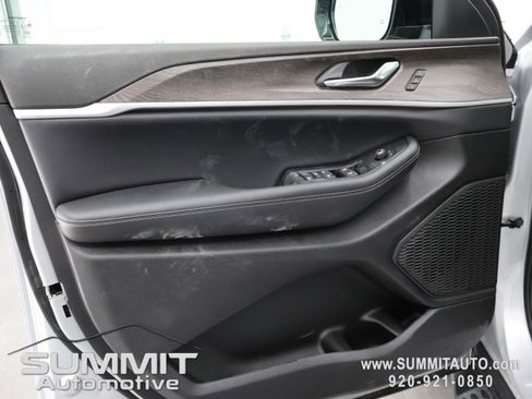 New 2025 Jeep Grand Cherokee Limited w/ Black Appearance Package image 40