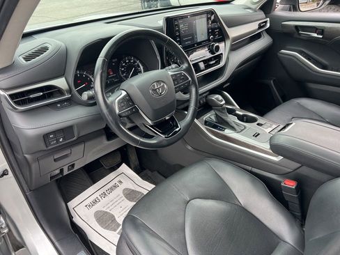 Used 2021 Toyota Highlander Limited image 15