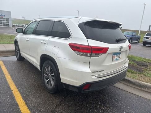 Used 2017 Toyota Highlander XLE AWD/4WD image 4