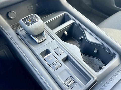 Used 2025 Nissan Pathfinder S image 16