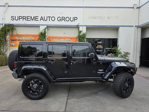 Used 2014 Jeep Wrangler Unlimited Sahara w/ Connectivity Group AWD/4WD image 3
