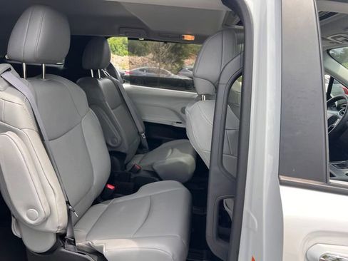 Used 2025 Toyota Sienna XLE FWD image 31