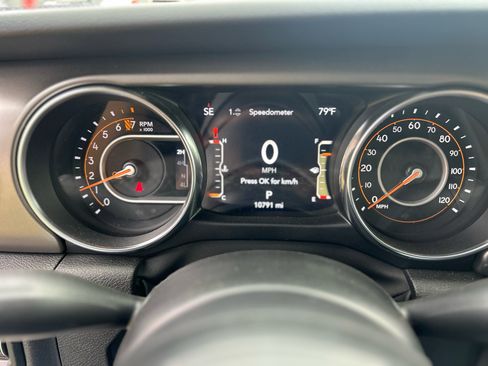 Used 2022 Jeep Gladiator Sport image 15