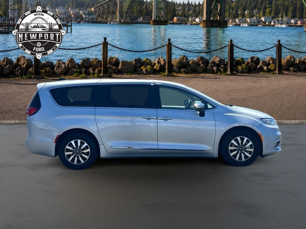 Used 2023 Chrysler Pacifica Limited w/ Uconnect Theater Family Group FWD image 10