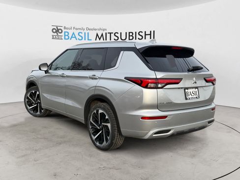 Used 2024 Mitsubishi Outlander SEL image 3