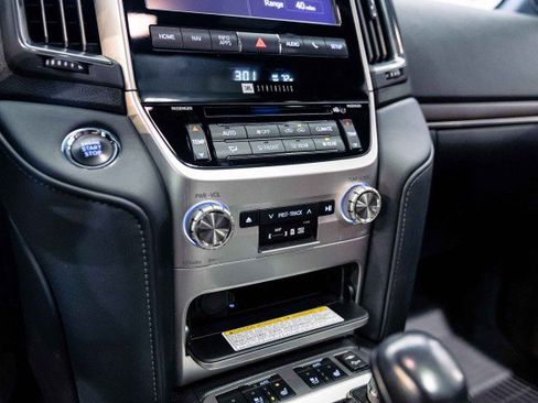 Used 2018 Toyota Land Cruiser image 25