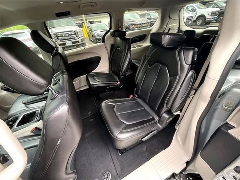 Used 2023 Chrysler Pacifica Touring-L FWD image 21
