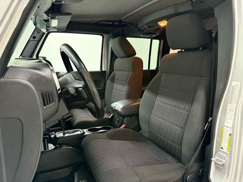 Used 2011 Jeep Wrangler Unlimited Sahara image 11