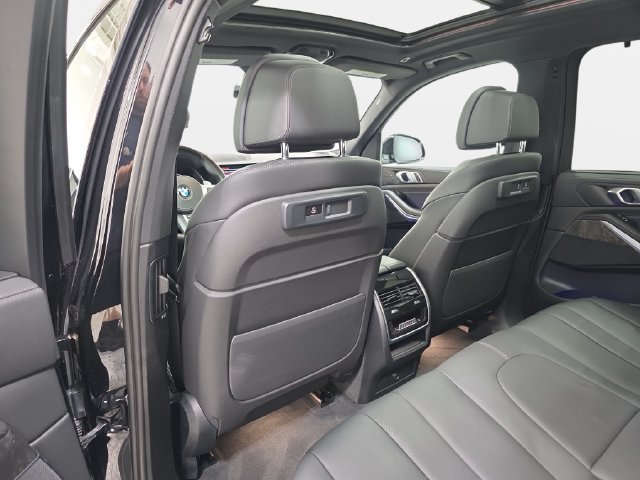 Used 2022 BMW X5 xDrive40i w/ M Sport Package AWD/4WD image 12