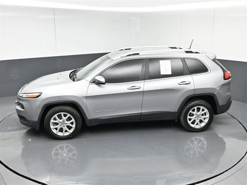 Used 2017 Jeep Cherokee Latitude w/ Cold Weather Group FWD image 28