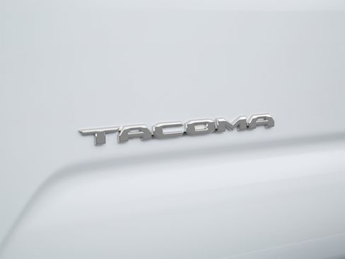 Certified 2016 Toyota Tacoma TRD Off-Road AWD/4WD image 61