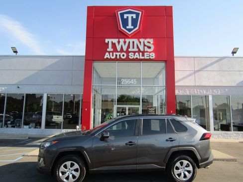 Used 2019 Toyota RAV4 LE AWD/4WD image 1
