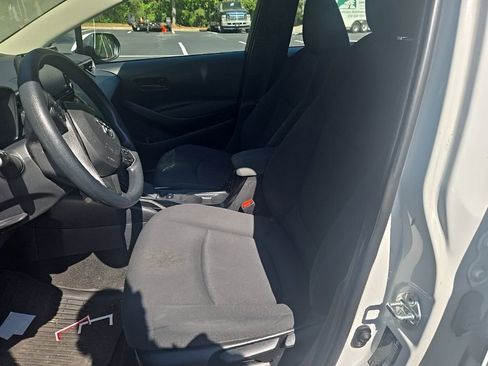 Used 2022 Toyota Corolla LE image 2